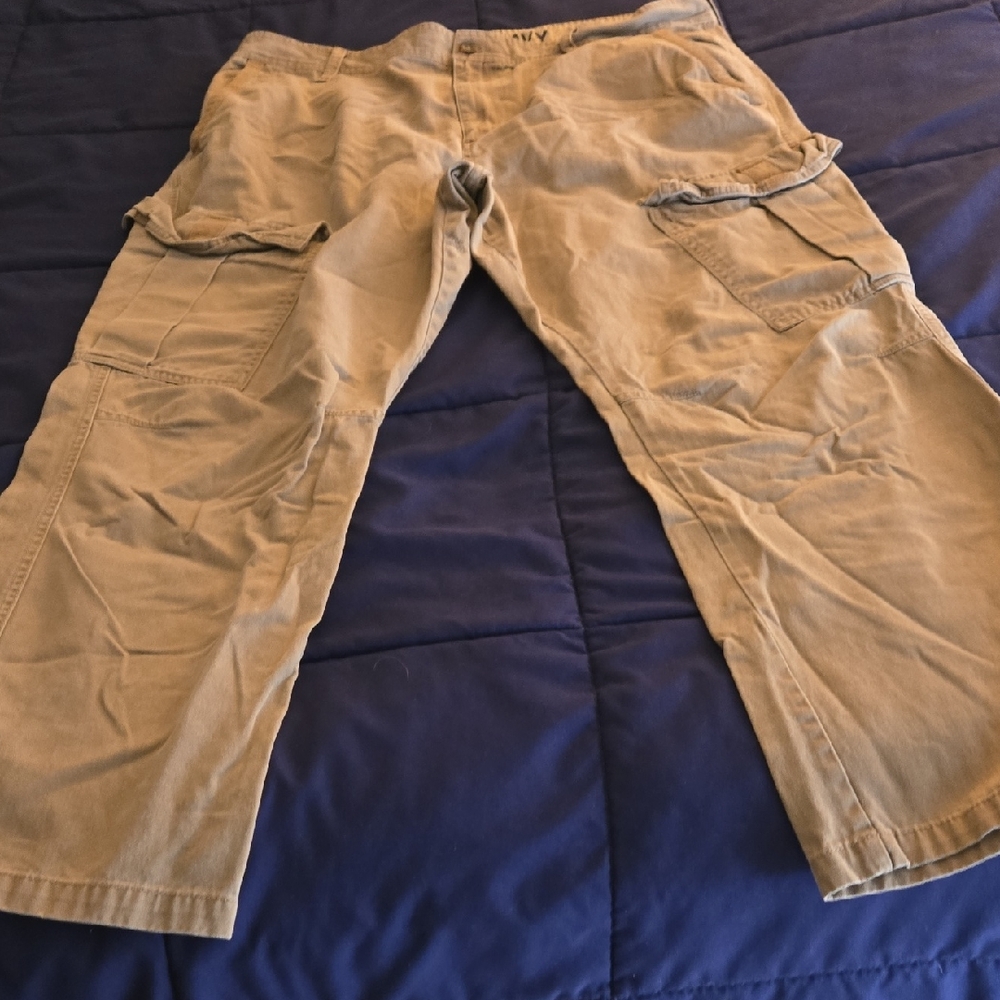 Old Navy Men's Cargo Pants in Khaki
